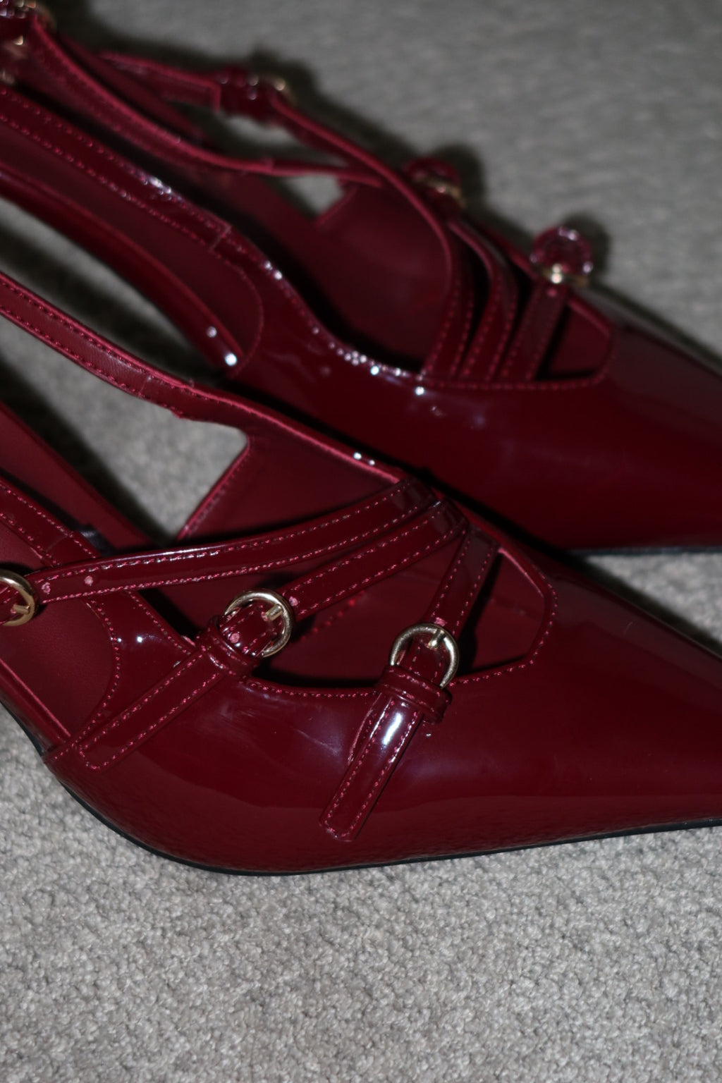 Décolleté slingback in vernice con fibbie