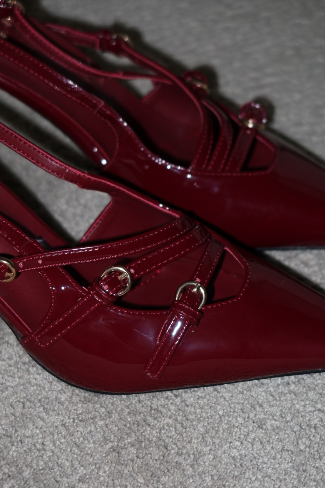 Décolleté slingback in vernice con fibbie