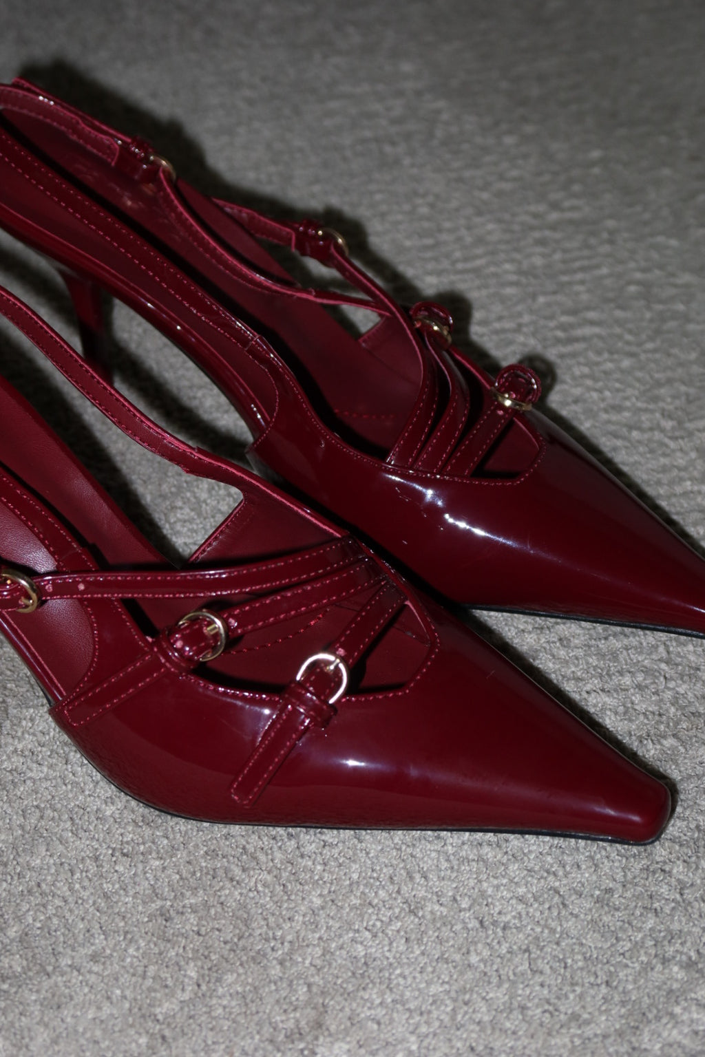 Décolleté slingback in vernice con fibbie