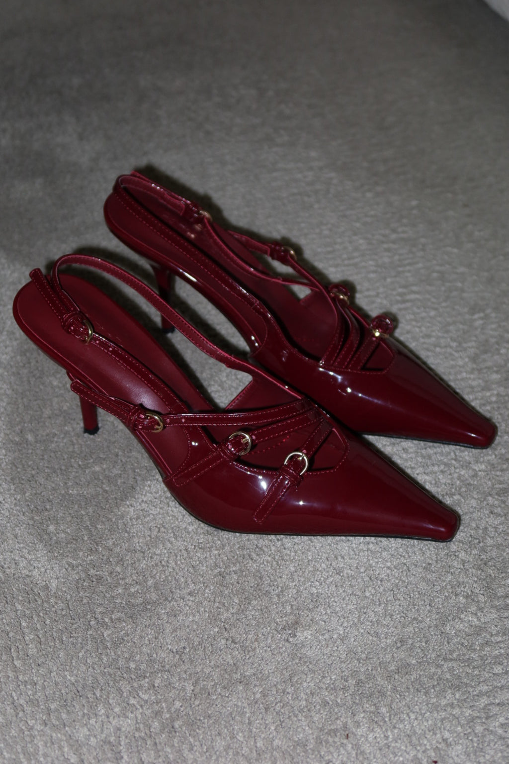 Décolleté slingback in vernice con fibbie