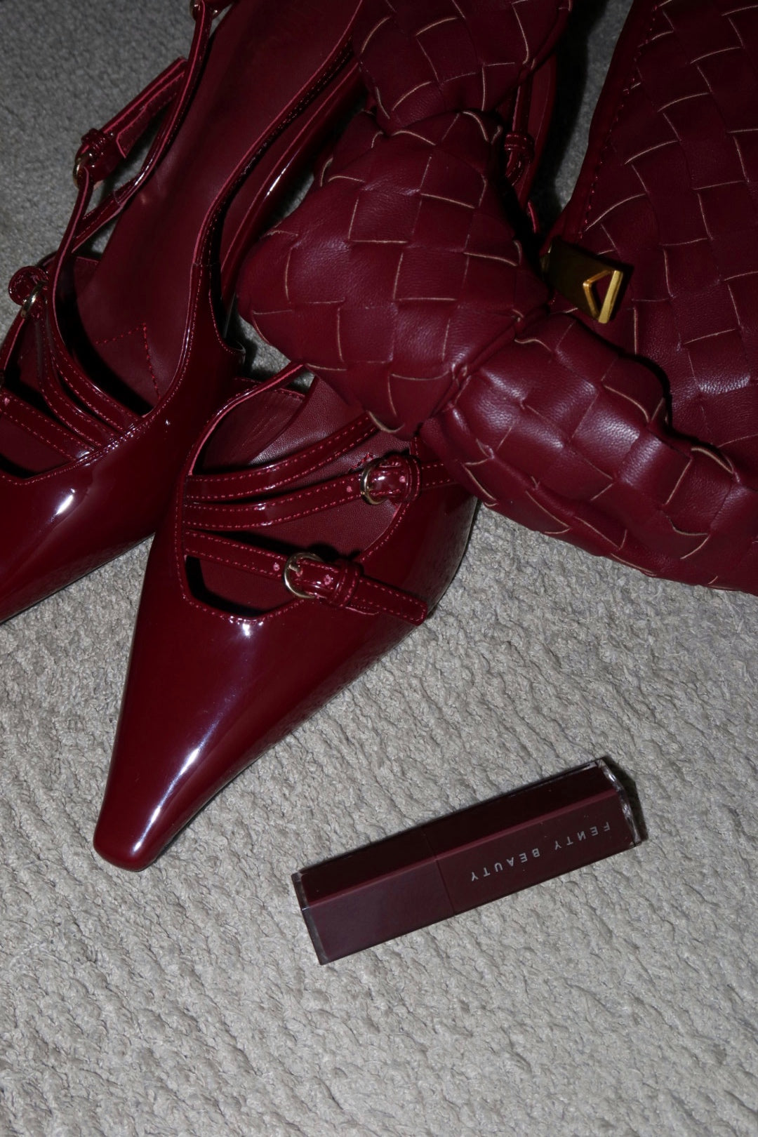 Décolleté slingback in vernice con fibbie
